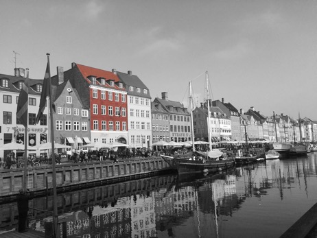 Datei:Kopenhagen, Nyhavn schwarz weiß.jpg