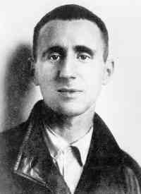 Datei:Brecht 1920.jpg