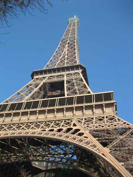 Datei:Eiffelturm Froschperspektive.jpg
