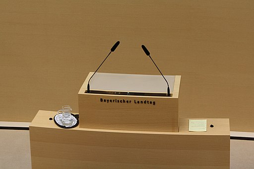 Datei:Rednerpult Landtag.jpg