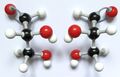 Molekülmodelle von D- und L-Glycerinaldehyd als Bild und Spiegelbild