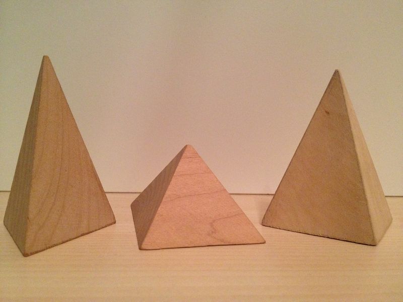 Datei:Holzfiguren Pyramiden.jpg