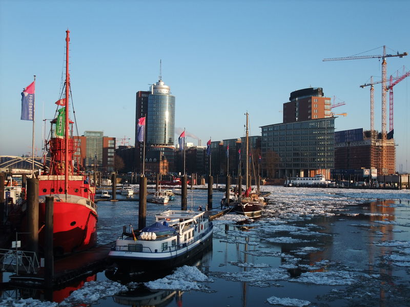 Datei:Hamburg harbour Jan2009.jpg