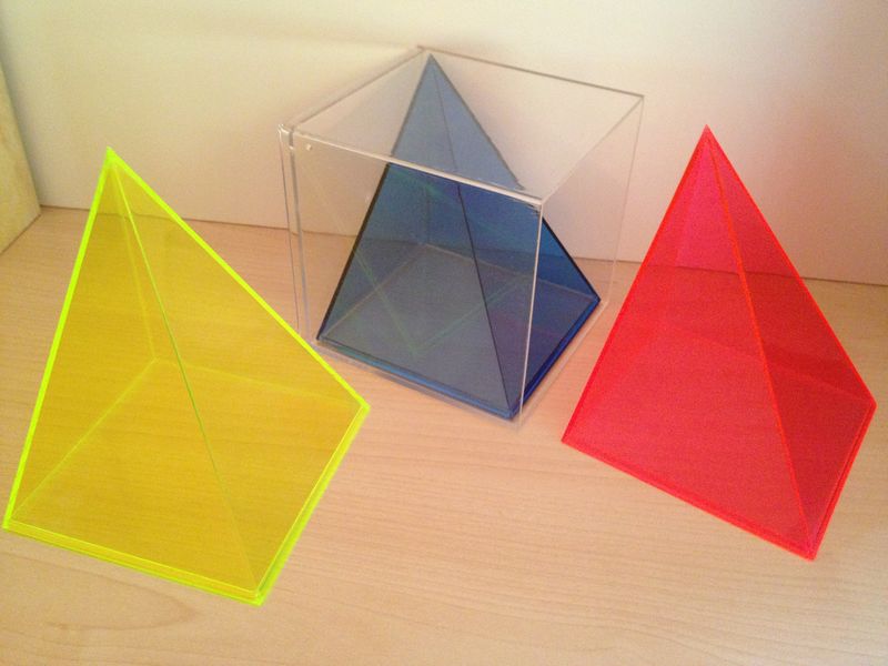 Datei:Würfel mit drei Pyramiden 1.jpg