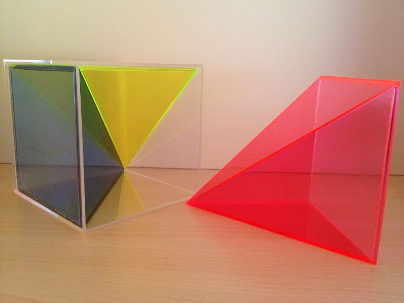 Datei:Würfel mit drei Pyramiden 2.jpg