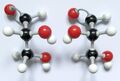 Molekülmodelle von D- und L-Glycerinaldehyd