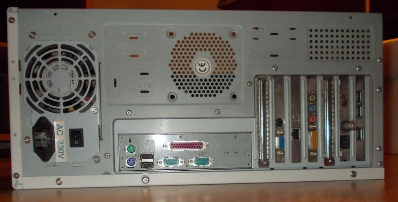 Rückseite des PCs mit den externen Schnittstellen.